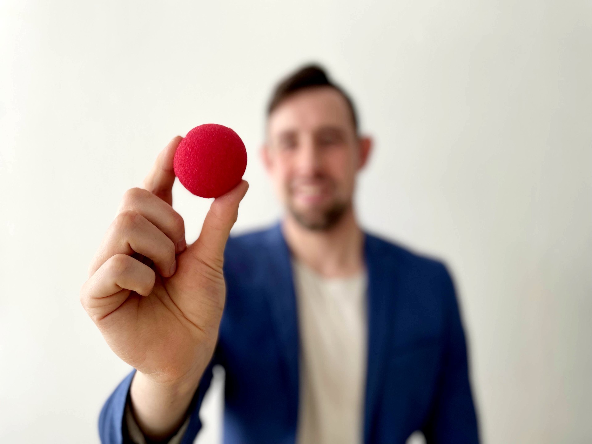 Nicolaj, der holder en rød klovnenæse