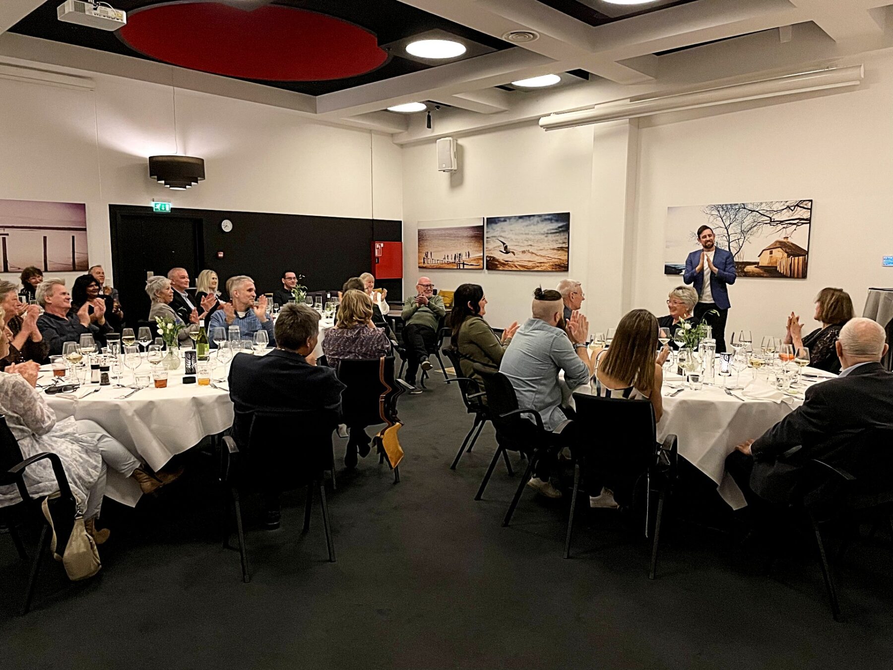 Tryllekunstner laver tricks foran et publikum.