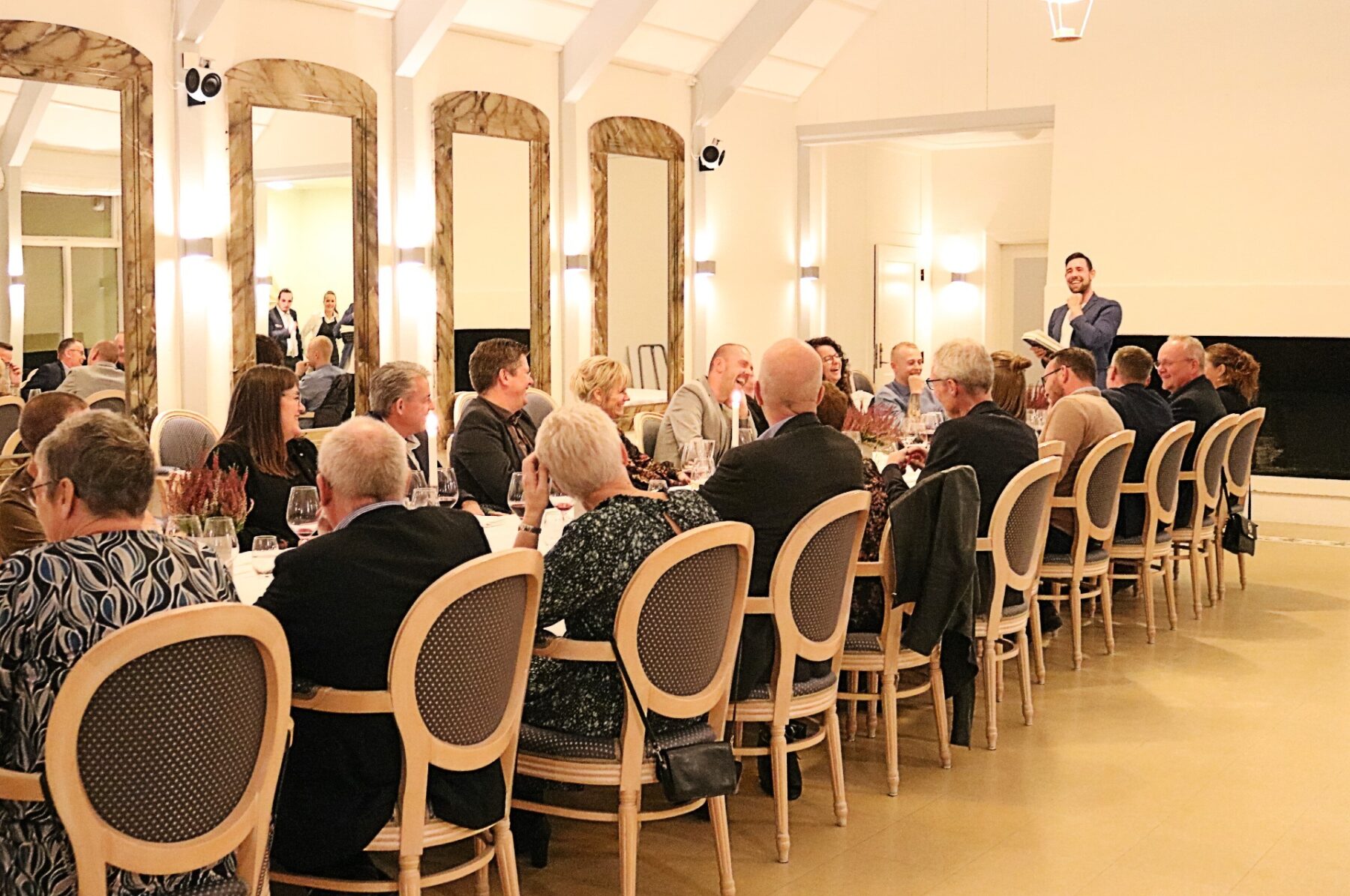 Mand står foran publikum og laver show.