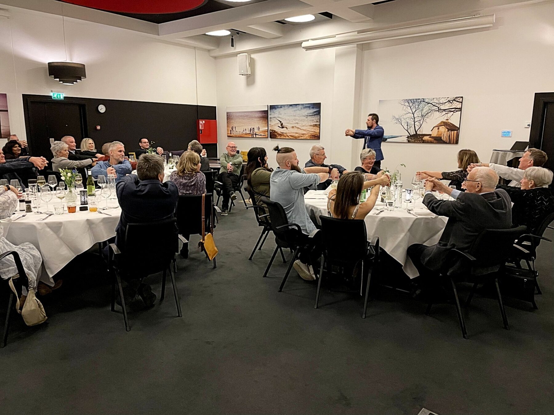 Tryllekunstner laver tricks foran et publikum