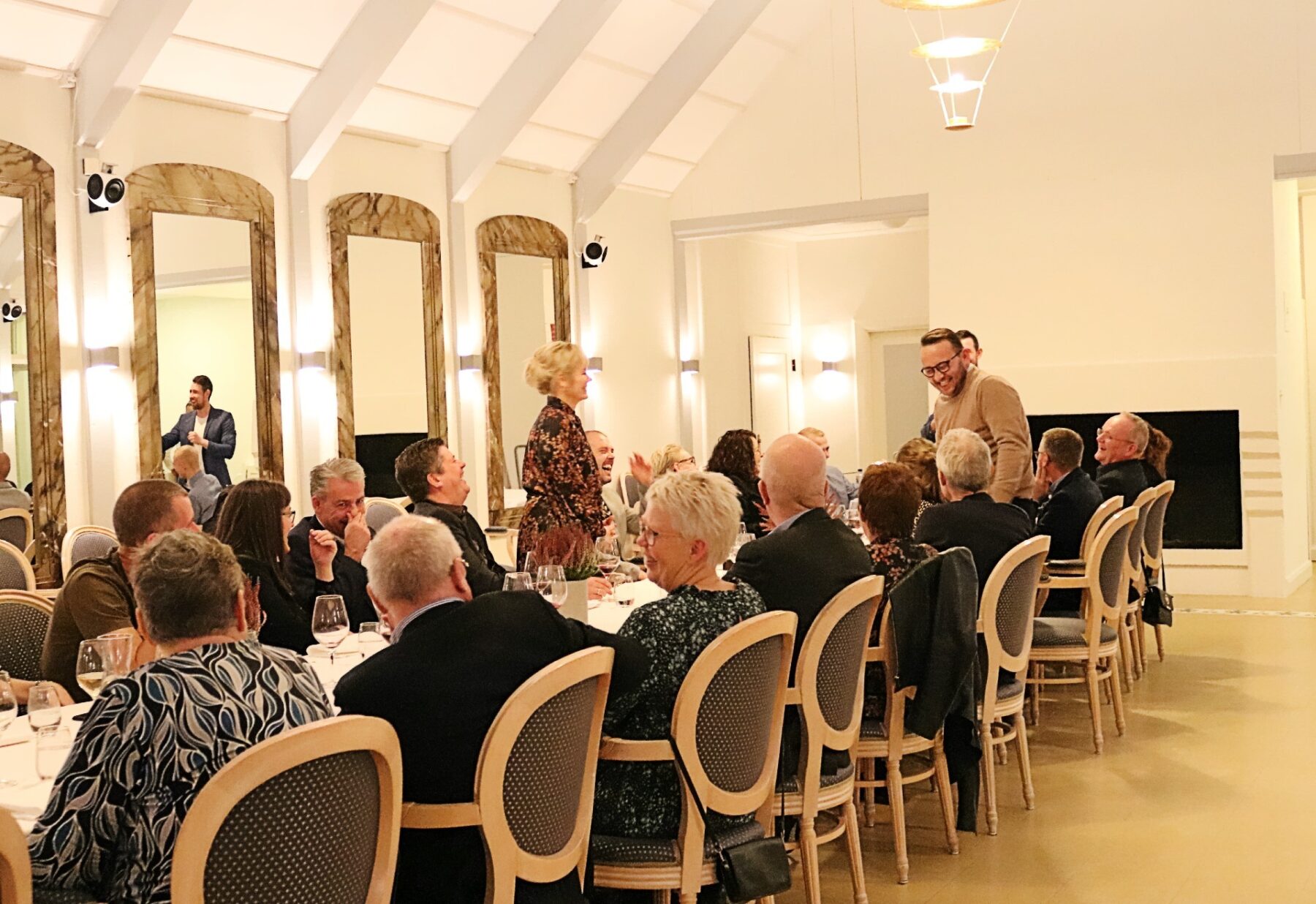 2 personer står op til trylleshow