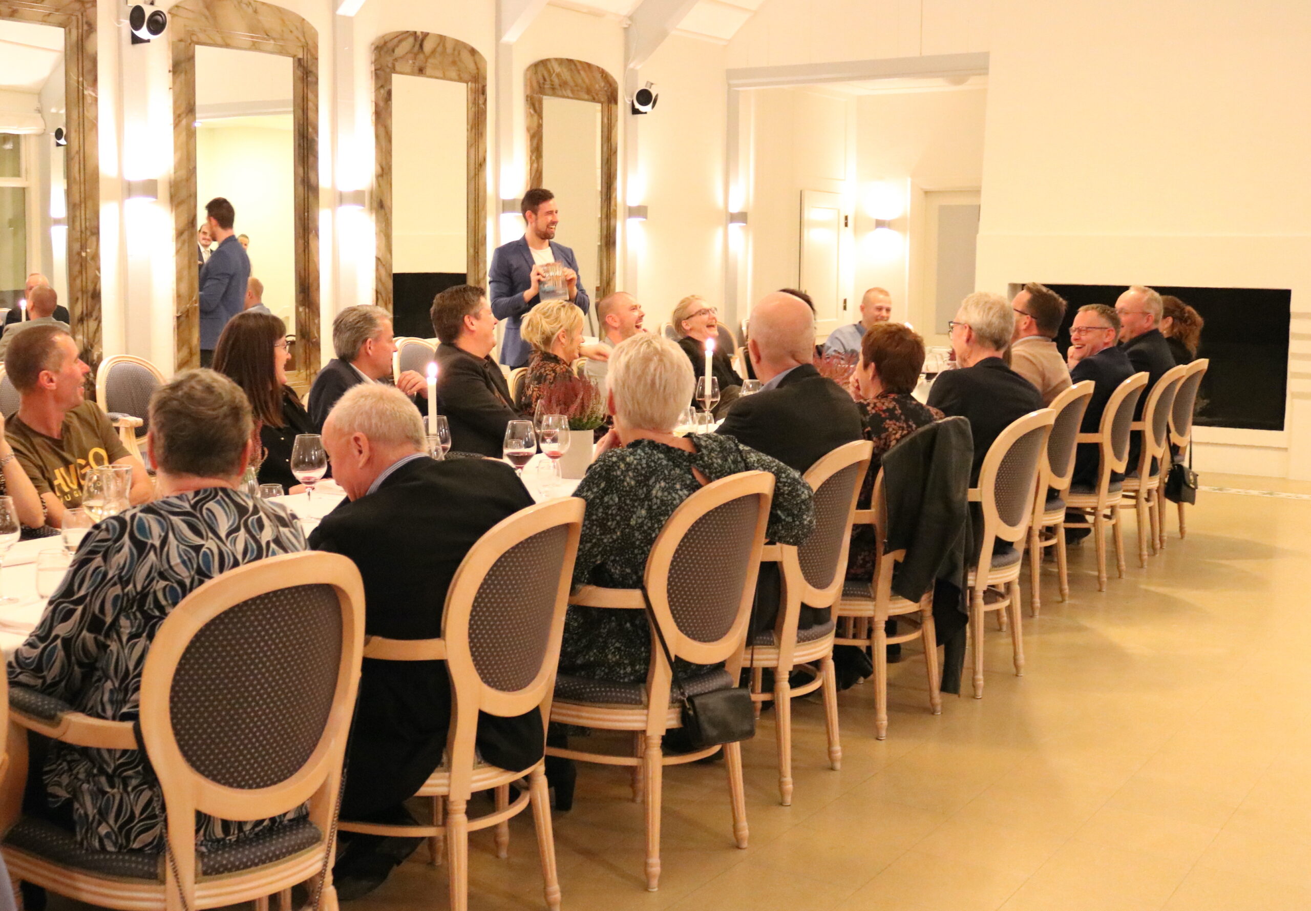 Tryllekunstner Nicolaj Mogensen underholder gæsterne med magi til en festlig 80 års fødselsdag.