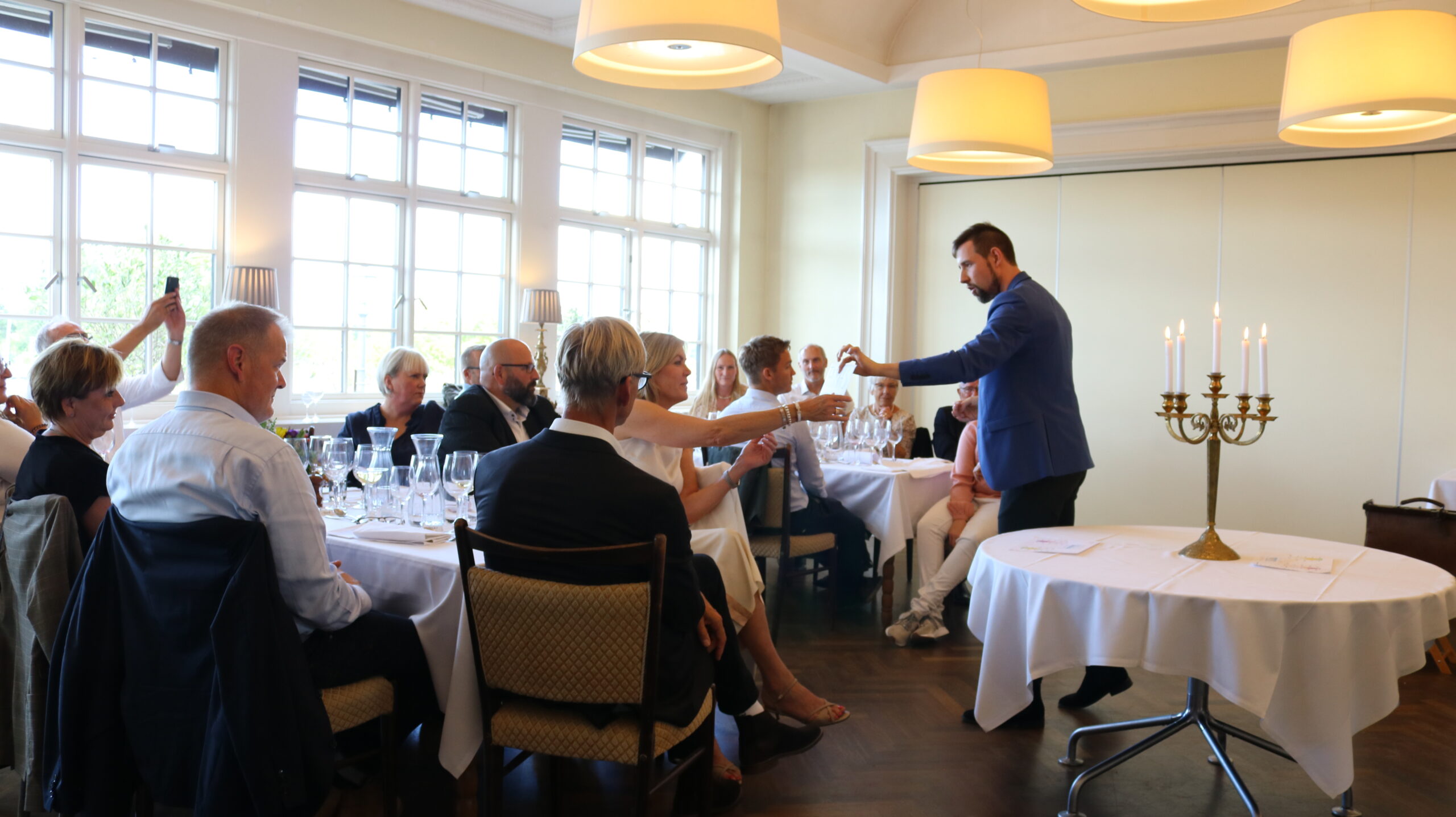 Tryllekunstner Nicolaj Mogensen underholder gæsterne med magi til en fødselsdag.