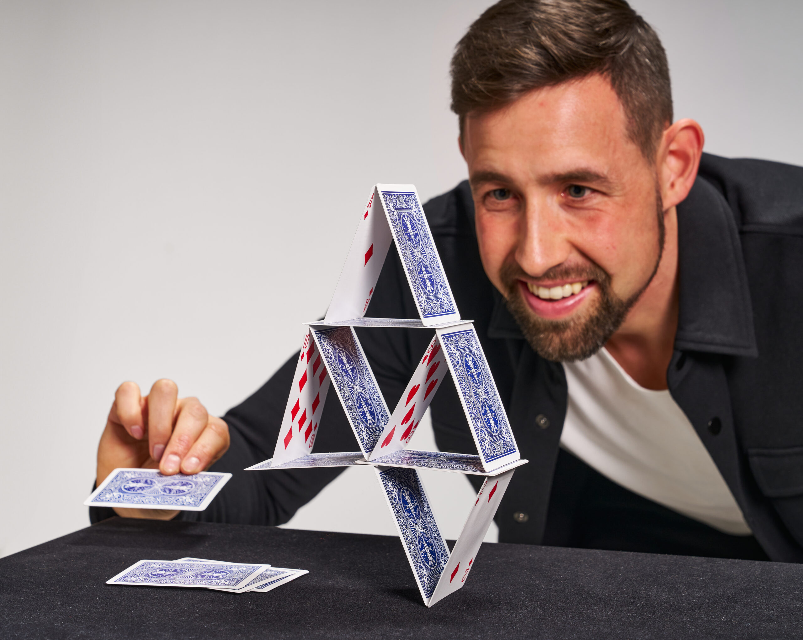 Mand laver korttrick