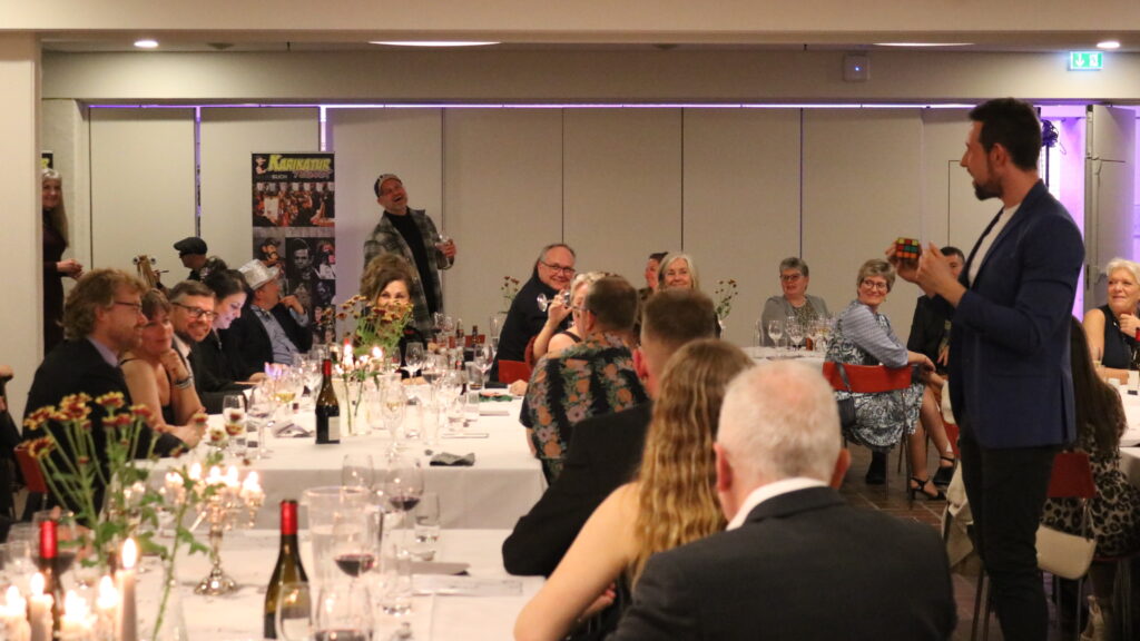 Magisk entertainer Nicolaj underholder gæster til sommerfest med tryllekunst.