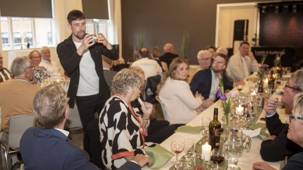 Tryllekunstner Nicolaj Mogensen underholder ved julefrokost med magiske indslag og Rubiks terning.